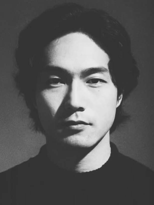 オヤイヅカナルのアーティスト写真（モノクロ）