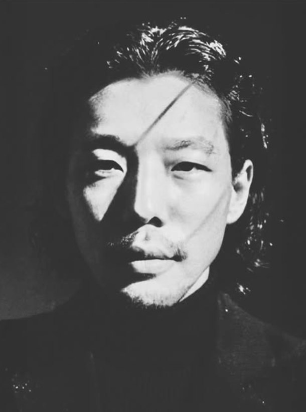 齋藤聖悟のアーティスト写真（モノクロ）